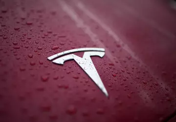 Tesla na poboczu: zysk spadł o ...
