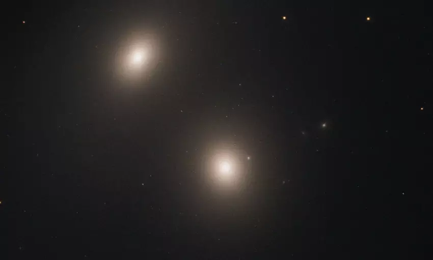 Hubble znajduje kolejną galaktykę radiową z aktywnym jądrem i supermasywną czarną dziurą