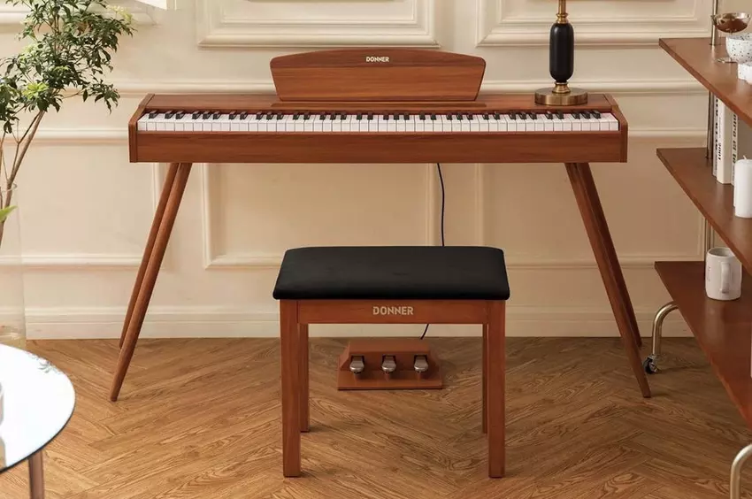 To pianino cyfrowe robi piękne wrażenie dzięki drewnianemu wykończeniu, akustyce przypominającej fortepian