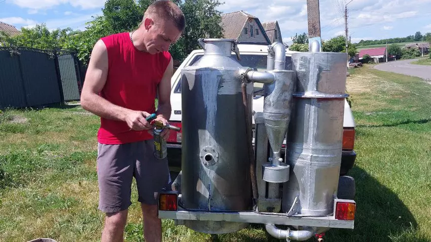 Ukrainiec przeniósł samochód na drewno opałowe z powodu braku paliwa