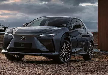 Lexus RZ ma nową wersję podstawową, ...