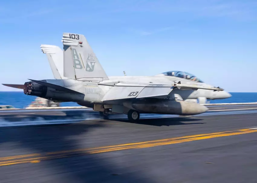 Myśliwiec F/A-18F Super Hornet podczas startu z lotniskowca USS Harry S. Truman