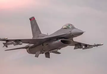 Pilot F-16CM myli przełączniki, katapultuje się ...