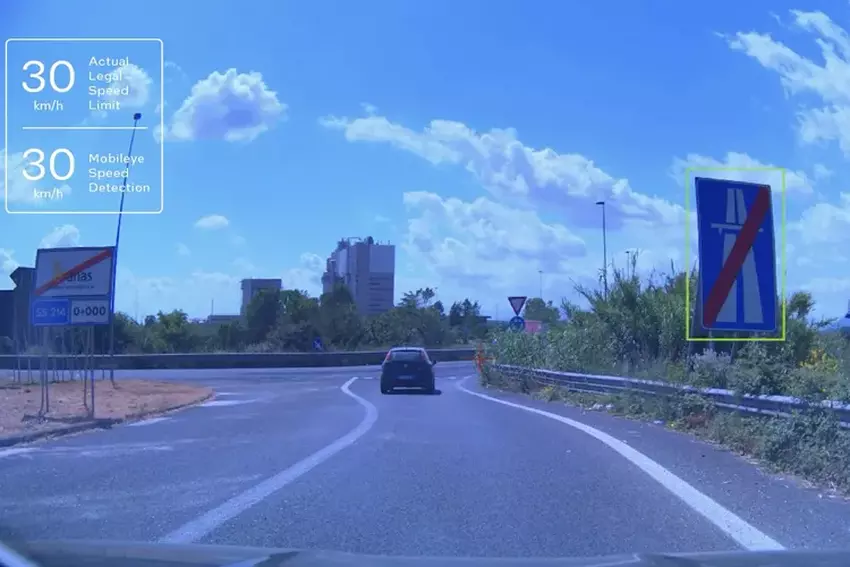 Mobileye uczy sztuczną inteligencję odczytywania znaków drogowych w celu regulowania prędkości samochodu