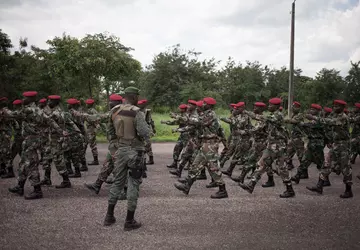 Rosja coraz częściej rekrutuje Afrykańczyków do ...