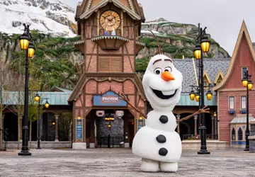 Disney wprowadziło Olafa — zabawnego animatronika, ...