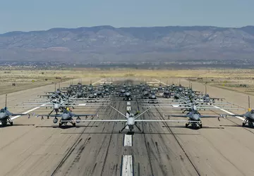 Siły powietrzne USA wzbijają w niebo ...