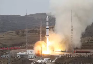 Chińska rakieta Długi Marsz 6A rozpadła ...