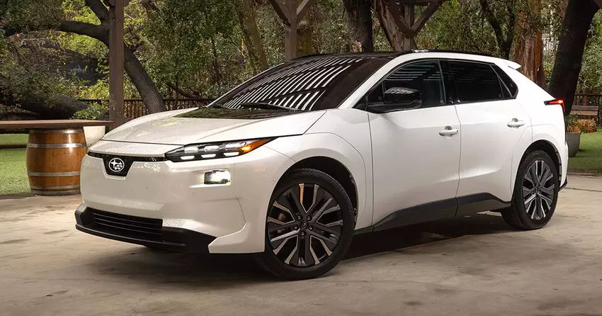 Subaru Solterra 2026 zyskał większy zasięg, zaktualizowany design i wtyczkę do ładowania Tesla NACS