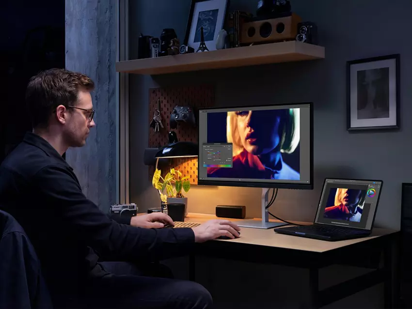 Monitor ViewSonic VP2766-2K na biurku