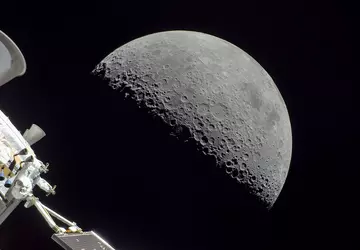 Statek kosmiczny Orion sfotografował Księżyc za ...