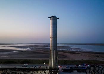 SpaceX wtoczył na stanowisko startowe nowy ...