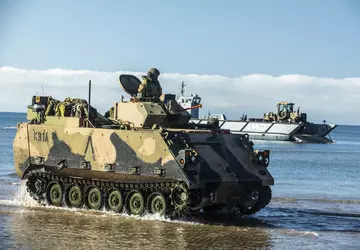 Transportery opancerzone M113, ciężarówki MAN 40M ...