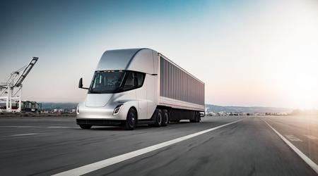 Dostawy głównych ciągników Tesla Semi o zasięgu 800 km rozpoczną się w 2022 roku