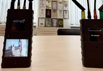 Pokazuje transmisję wideo z wrogiego drona ...