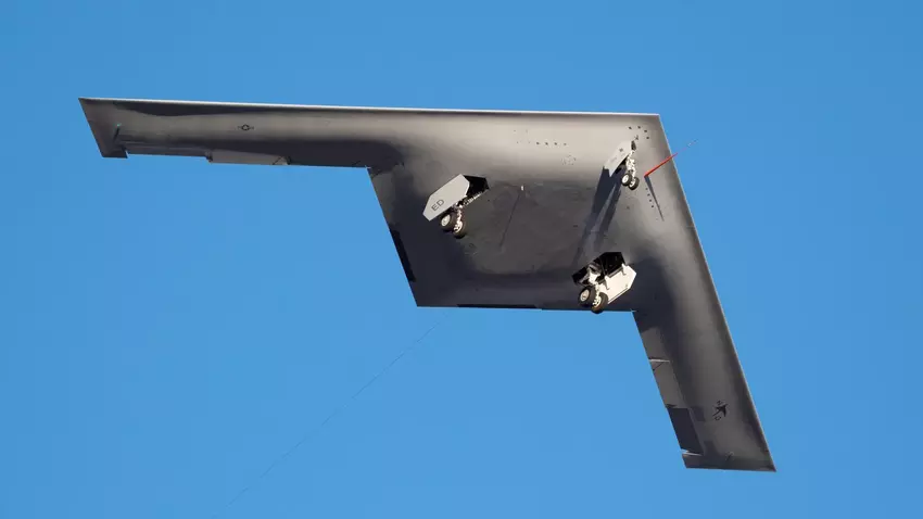 Bombowiec nuklearny B-21 Raider odbył swój dziewiczy lot i poleciał do bazy Sił Powietrznych USA w celu przeprowadzenia dalszych testów.
