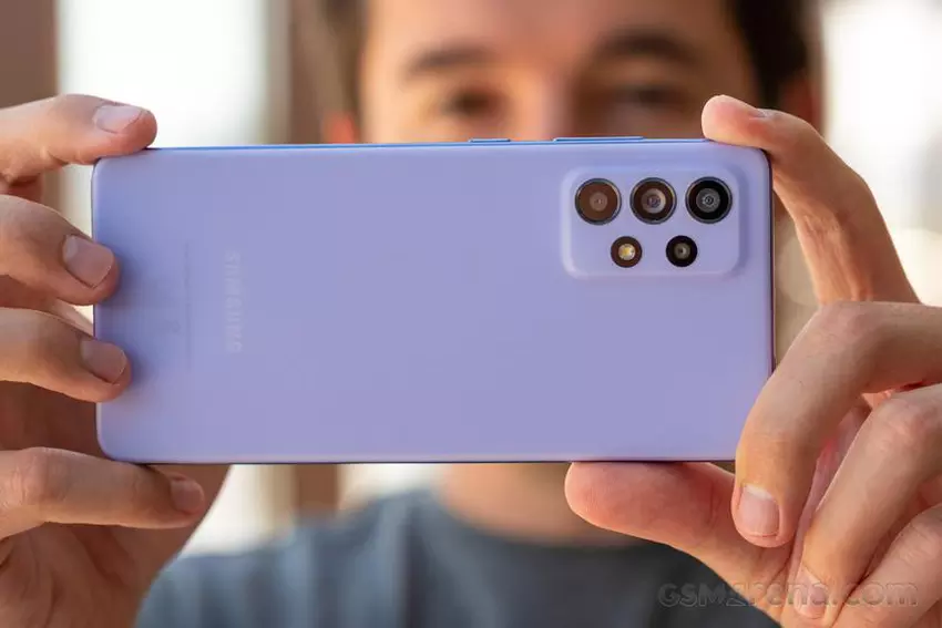 Samsung Galaxy A52 otrzymał październikową aktualizację zabezpieczeń 