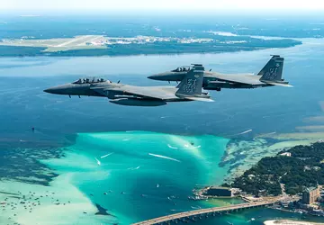 Zmodernizowany myśliwiec F-15EX Eagle II był ...