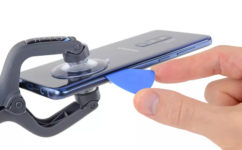 Samsung Galaxy S9 + pod skalpelem iFixit: Co nowego w komorze?