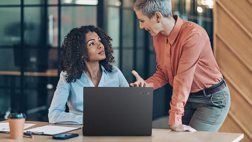 Acer TravelMate P6 - biznesowy laptop z wyświetlaczem OLED, układem Raptor Lake i obsługą 5G od 1399 euro.