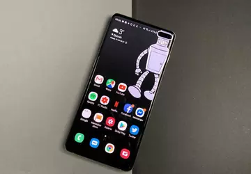 Samsung dodał tapety, maskujące wycięcie w ...