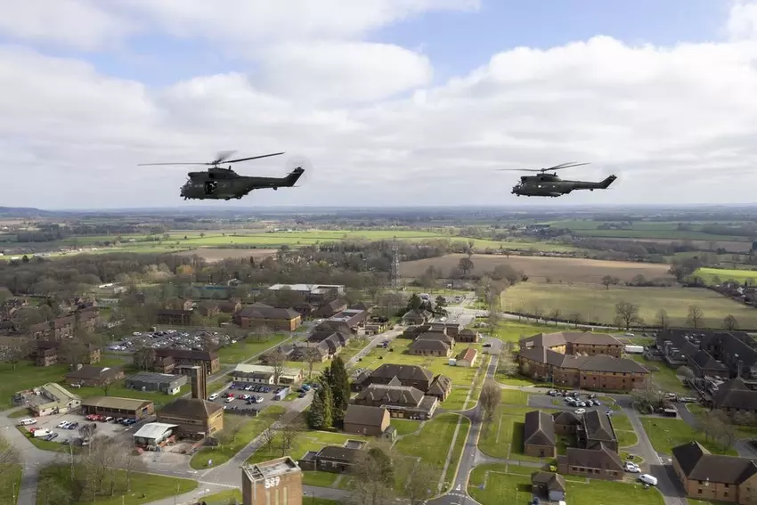 Przelot brytyjskich SA 330 Puma. Ilustracja: Królewskie Siły Powietrzne