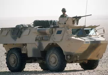 Duży konwój z transporterami opancerzonymi VAB ...