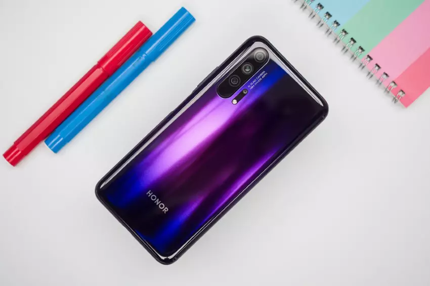 Huawei ogłosił specjalną wersję flagowego Honor 20 Pro Moschino Edition