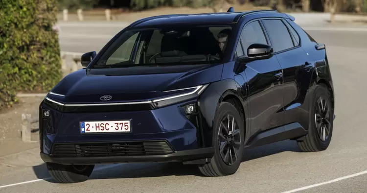 Zwiększony zasięg i szybsze ładowanie: Toyota ...