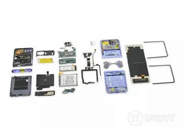 iFixit ocenił naprawialność Samsung Galaxy Flip7 ...