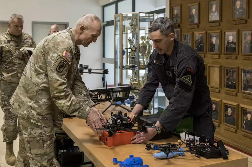 Generał Randy George ogląda dron FPV