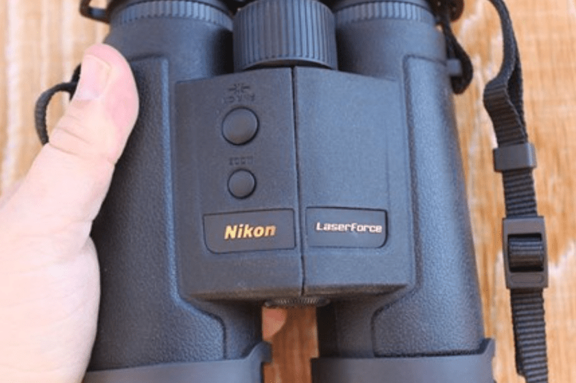 Lornetka Nikon LaserForce 10x42 z wbudowanym dalmierzem