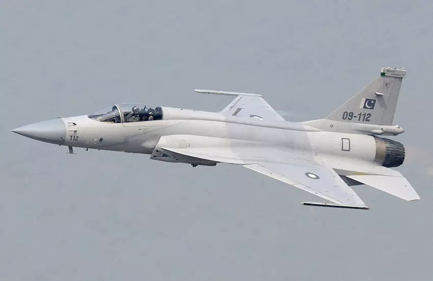 Pakistan wyposażył myśliwce JF-17 w chińskie rakiety dalekiego zasięgu PL-15