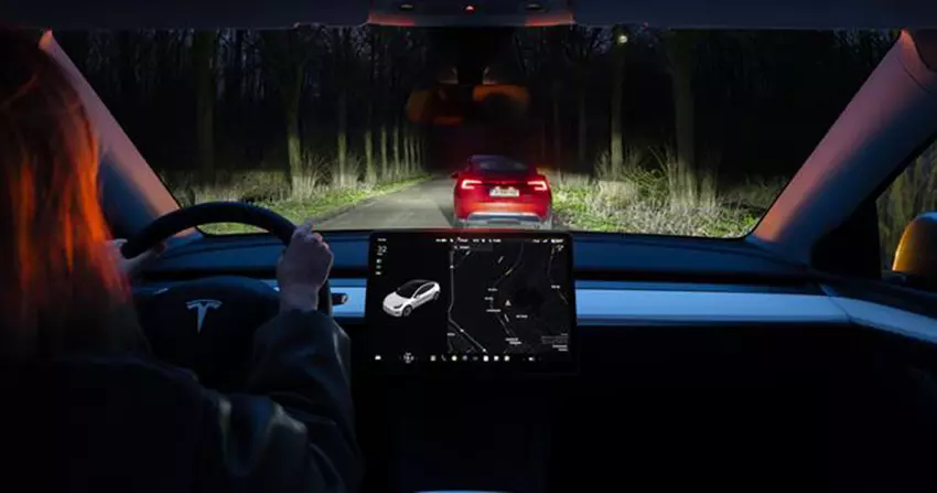 Adaptacyjne światła drogowe stały się dostępne dla samochodów Tesla w USA i Kanadzie