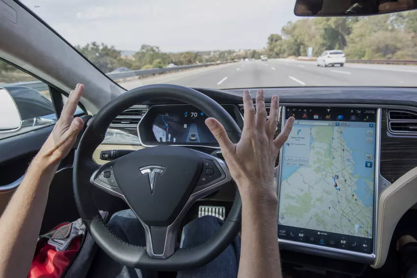 Tesla wstrzymuje dystrybucję Full Self-Driving z powodu niebezpiecznych zachowań autopilota