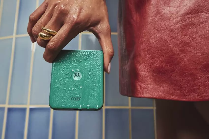 Motorola Razr 70 Plus - powiększony zewnętrzny ekran