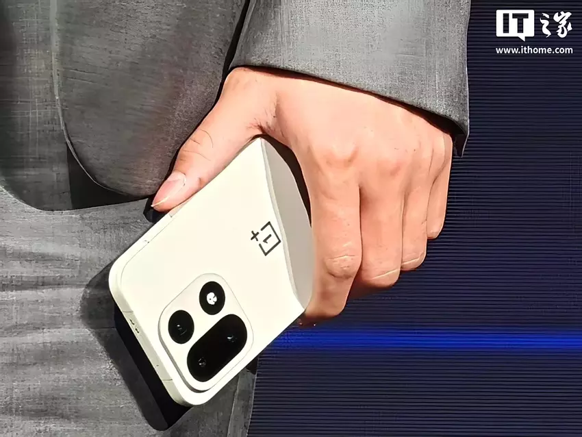 OnePlus 15 pokazali oficjalnie — smartfon dla graczy z ekranem 165 Hz i własnym chipem do przyspieszania grafiki