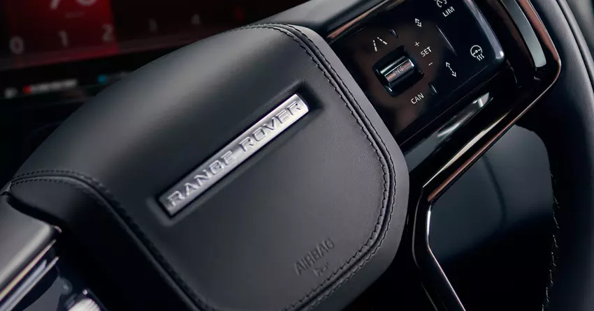 Jaguar Land Rover wstrzymuje dostawy samochodów do USA z powodu taryf Trumpa