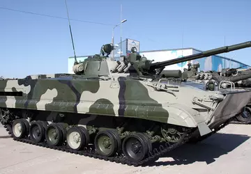 W ZEA zaprezentowano zmodernizowaną BMP-3 ze ...