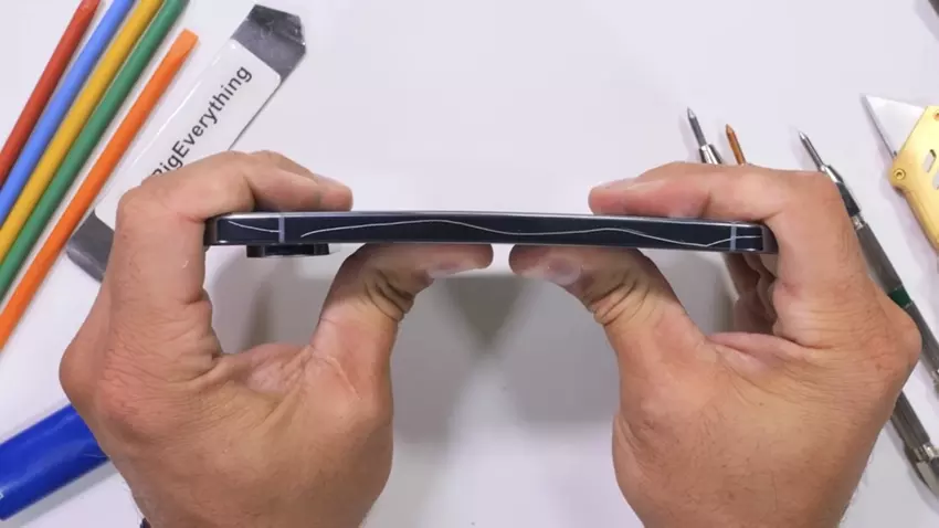 Pixel 10 Pro XL nie wygina się, nie topnieje, ale boi się skalpela: bloger JerryRigEverything przetestował wytrzymałość flagowca Google