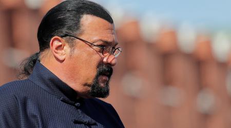 Steven Seagal promował nieuczciwy cryptostartup i uciekł do Moskwy, odmawiając zapłacenia $255,000 grzywny