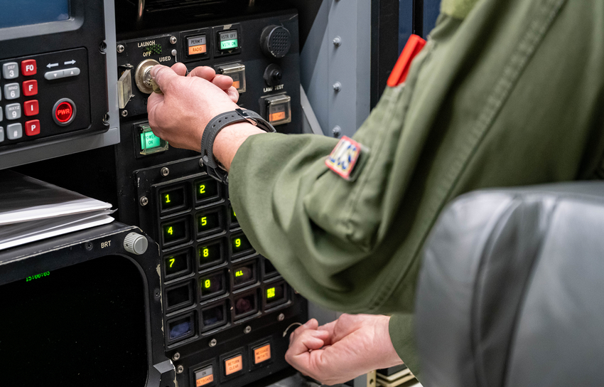 US Air Force pokazuje zdjęcia z samolotu zagłady E-6B Mercury podczas startu ICBM Minuteman III