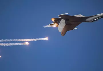 Chiński myśliwiec J-16 wykonuje agresywny manewr ...