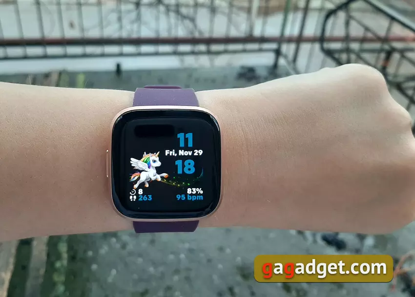 Między młotem a kowadłem: szczegółowy przegląd zegarka Fitbit Versa 2