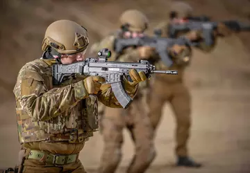 Ukraińscy obrońcy otrzymali czeskie karabiny CZ ...