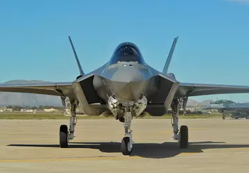 Lockheed Martin rozpoczyna montaż pierwszego myśliwca ...