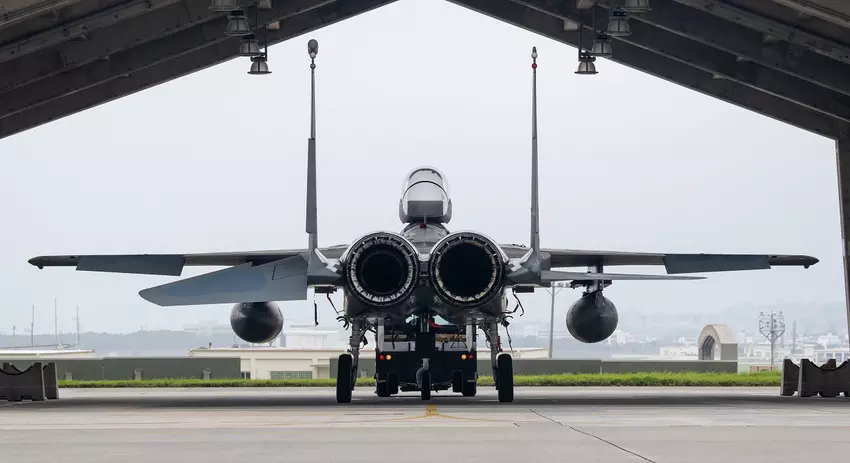 Siły Powietrzne USA ukryły myśliwce F-35A Lightning II i F-15C Eagle w hangarach w bazie Kadena, aby chronić samoloty przed tajfunem.