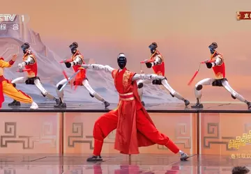 Humanoidalne roboty pokazały kung-fu z bronią ...