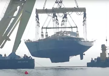 Zatonującą superjachtę technologicznymi miliardera podniesiono z ...