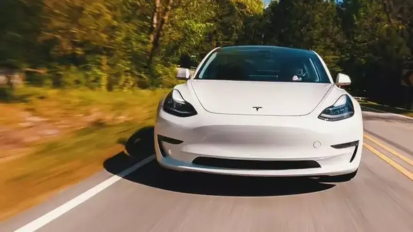 Naukowcy znaleźli sposób na zhakowanie Tesli i aktywowanie w pełni autonomicznej jazdy za darmo.